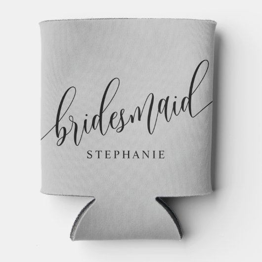 Zacht Grijs Bruidsmeisje Modern Script Blikjeskoeler (Voorkant)