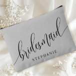 Zacht Grijs Bruidsmeisje Moderne Kalligrafie Etui<br><div class="desc">Vier uw bruidsfeest met deze elegante zachte grijze bruidsmeisje accessoire zakje. Met moderne kalligrafie en aanpasbaar met de naam van uw bruidsmeisje, is dit zakje zowel stijlvol als praktisch. De zachte stoffige salie kleur en het elegante script creëer hebben een verfijnde look, perfect voor het houden van make-up, toiletartikelen of...</div>