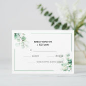 Zacht Groen Elegante Eucalyptus Twigs Wedding RSVP Kaartje (Staand voorkant)