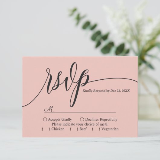 Zacht koraal roze eenvoudig script bruiloft RSVP K Kaartje (Staand voorkant)