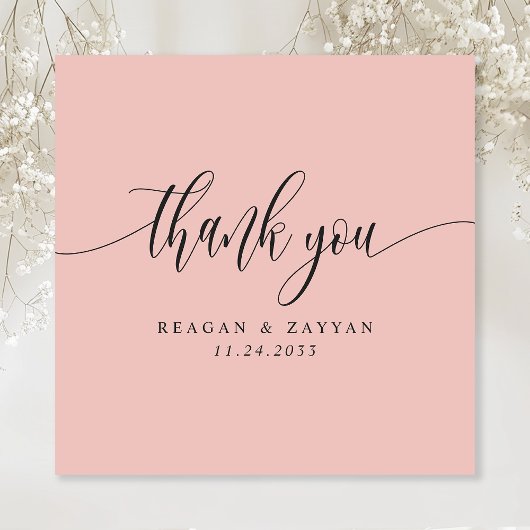 Zacht koraal roze minimalistisch script bruiloft bedankkaart