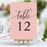 Zacht koraal roze minimalistische kalligrafie brui kaart<br><div class="desc">Leid uw gasten naar hun stoelen met deze elegante zachte koraal roze trouwtafelnummers. Met een minimalistisch ontwerp met moderne kalligrafie, voegen deze tafelnummers een vleugje verfijning toe aan uw huwelijksreceptie. De zachte achtergrond en de schone, elegante typografie zorgen voor eenvoudige leesbaarheid en verbeteren tegelijkertijd uw bruiloft decor. Perfect voor elk...</div>
