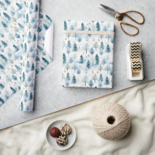 Zacht pastelblauw en groen besneeuwd winterbos cadeaupapier