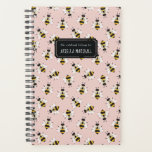 Zacht Roze Bijenpatroon Aangepaste Naam Planner<br><div class="desc">Begin uw jaar goed met deze gepersonaliseerde en chique week- en maandplanner met een rustieke,  geïllustreerde honingbijenpatroon op een bleke blozend roze achtergrond. Vergeet niet om de voorkant aan te passen met de tekst van uw keuze!</div>