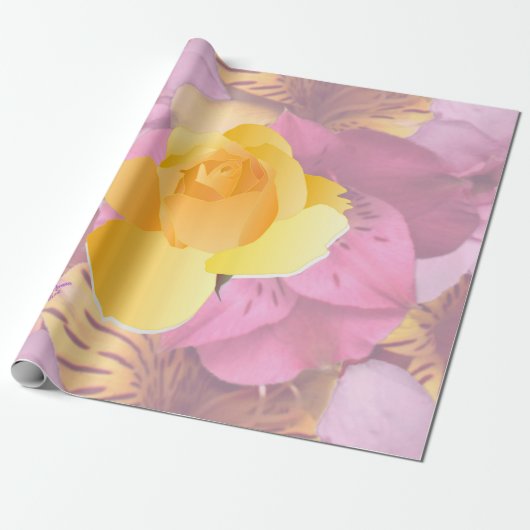 Zacht roze bloemen Geel rozenpapier Cadeaupapier (Uitgerold)