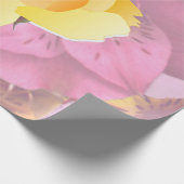 Zacht roze bloemen Geel rozenpapier Cadeaupapier (Hoek)