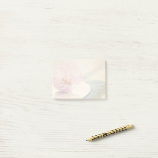 Zacht roze Cherry Blossom Flower Post-it® Notes (Op bureau)