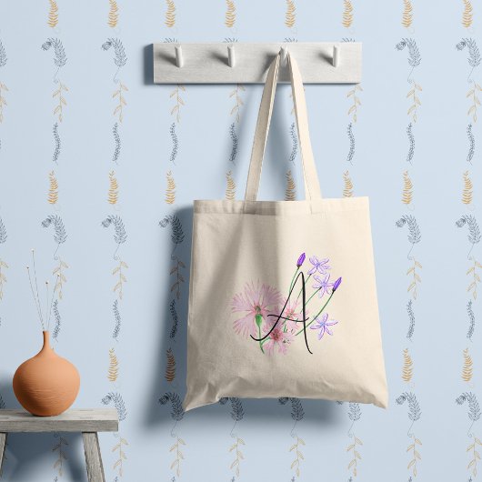 Zacht roze en lila wilde bloemen met je initiaal. tote bag