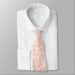 Zacht roze, met gouden Rozen. Stropdas<br><div class="desc">Elegant zacht roze stropdas,  gestreept met gouden Rozen. Ideaal voor elke formele gelegenheid,  inclusief bruiloften. Een stijlvol geschenk voor de Groomsman ook.</div>