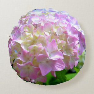 Zacht roze paarse hydrangeenbloemen rond kussen