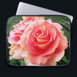 Zacht roze roos bloem close-up foto modern vet laptop sleeve<br><div class="desc">Een close-up foto van een zacht verlichte roze roos tegen donkergroen gebladerte maakt dat je "de bloemen wilt stoppen en ruiken". Ontspan en inhaleer de schoonheid van deze foto wanneer u deze prachtige fotografie neopreen laptophoes gebruikt. Deze laptophoes is verkrijgbaar in drie formaten: 15, 13 en 10 inch. Duurt veel...</div>