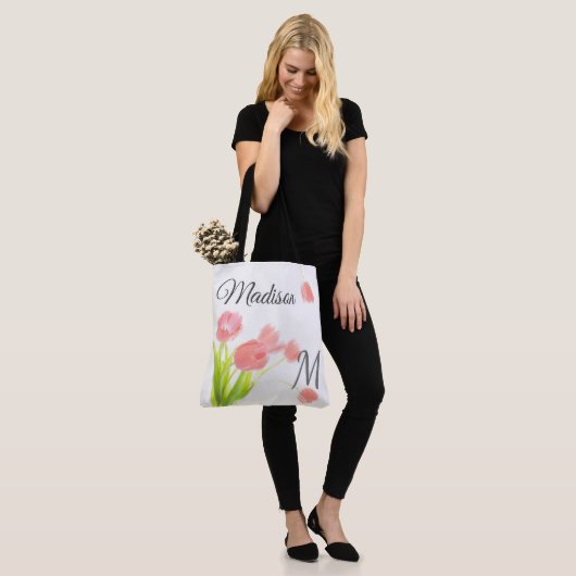 Zacht Roze Tulpen Trendy Initiaal Naam Monogram Tote Bag (Op model)
