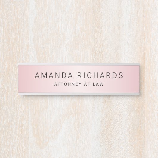 Zacht roze verzadigingsgradiëntnaam en titel deurbordje (Voorkant)