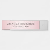 Zacht roze verzadigingsgradiëntnaam en titel deurbordje (Voorkant)