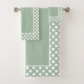 Zacht Sage Green Polka Dot White Bad Handdoek (Insitu)