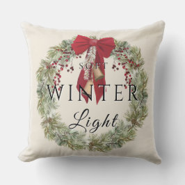 Zacht winterlicht met kerstkrans kussen