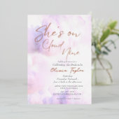 Zacht Ze is op wolk 9 Roze goud Bruidsfeest Folie Uitnodiging (Staand Voorkant)
