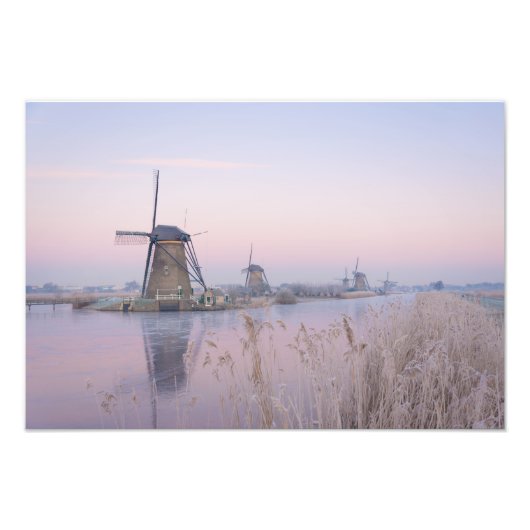 Zacht zonlicht in de winter boven windmolens foto afdruk (Voorkant)