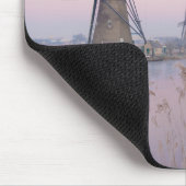 Zacht zonlicht in de winter boven windmolens muismat (Hoek)