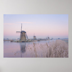 Zacht zonlicht in de winter boven windmolens poster