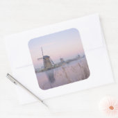 Zacht zonlicht in de winter boven windmolens vierkante sticker (Envelop)