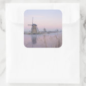 Zacht zonlicht in de winter boven windmolens vierkante sticker (Tas)