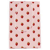 Zachte aardbeipatroon op roze achtergrond medium cadeauzakje (Voorkant)