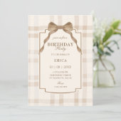 Zachte beige bruine strik tartan ruit verjaardag kaart (Staand voorkant)