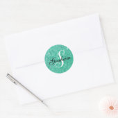 Zachte blauwe monogram, Klassieke ronde Sticker (Envelop)