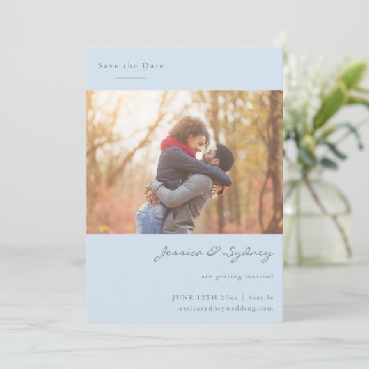 Zachte Blauwe Script Koppel Foto Huwelijkssluiting Save The Date (Staand voorkant)