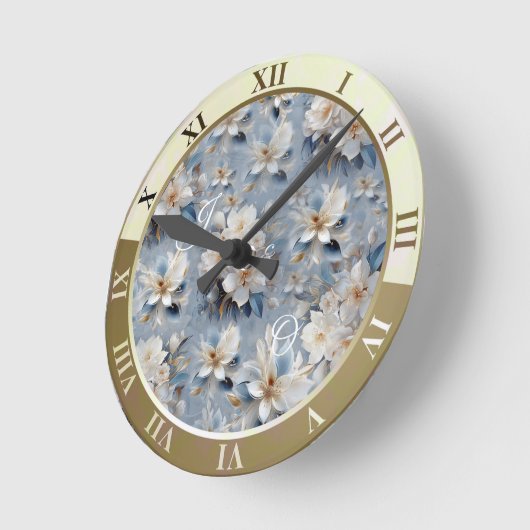 Zachte blauwe, witte en gouden bloemen op zijde ronde klok (Hoek)