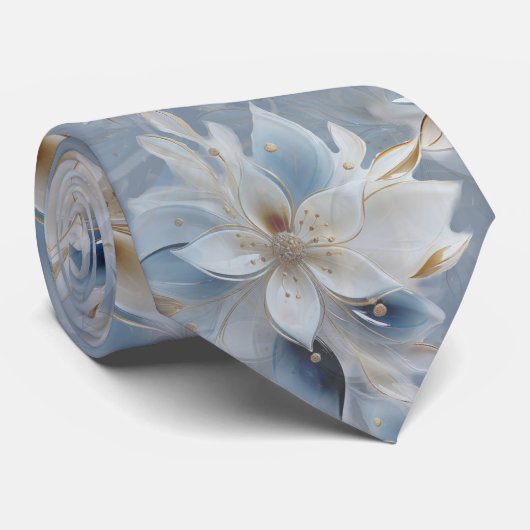 Zachte blauwe, witte en gouden bloemen op zijde stropdas (Opgerold)