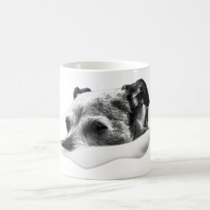Zachte blik in monochroom koffiemok