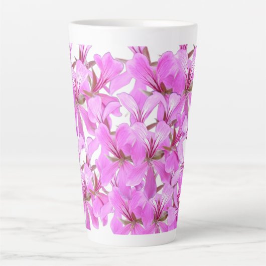 Zachte bloemblaadjes – Roze Floral Latte Mok (Voorkant)