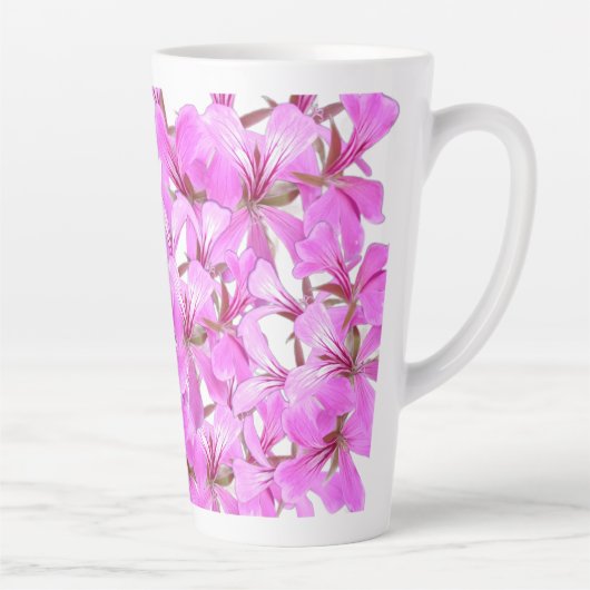Zachte bloemblaadjes – Roze Floral Latte Mok (Rechts)