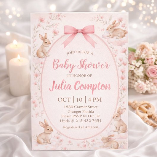Zachte bloemige konijn babyshower uitnodiging