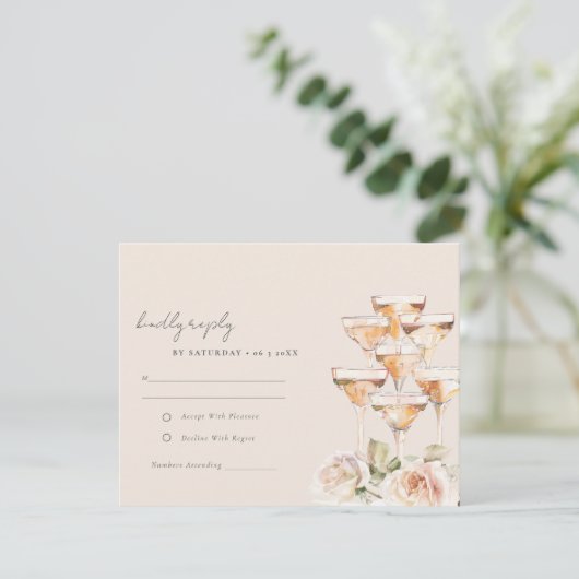 Zachte Blush Bloemen Champagne wijnglazen bruiloft RSVP Kaartje (Staand voorkant)