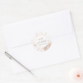 Zachte Botanische Bloemen Monogram en Datum Bruilo Ronde Sticker (Envelop)