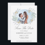 Zachte Botanische Krans ⎥ Foto Save The Date Kaart<br><div class="desc">Onze zachte botanische collectie bevat lichtgroen, turkoois en goud zacht aquarelbladwerk, gekoppeld aan gouden lijsten en een turquoise achtergrond voor een perfect elegante trouwcollectie. Je kunt bijpassende items vinden voor je complete trouwervaring, maar ook knutselwerk, cadeaus en enkele persoonlijke artikelen. Wij geloven dat je hiermee tot het uiterste zult genieten,...</div>