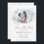 Zachte Botanische Krans ⎥ Foto Save The Date Kaart<br><div class="desc">Onze zachte botanische collectie bevat lichtgroene, turquoise en gouden zachte waterverfbladeren, gekoppeld aan gouden lijsten en een turquoise achtergrond voor een perfect elegante trouwcollectie. Je kunt bijpassende items vinden voor je complete trouwervaring, maar ook knutselwerk, cadeaus en enkele persoonlijke items. Wij geloven dat je hier volledig van zult genieten, omdat...</div>