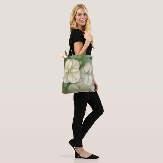 Zachte crème Witte pasta Hydrangea Floral Monogram Tote Bag (Op model)