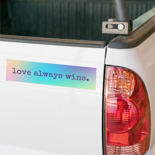 Zachte cursieve regenbooggradiënt "Liefde wint alt Bumpersticker (Op Truck)