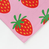 Zachte deken met leuk patroon van rode aardbeien (Hoek)