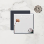 Zachte eenvoudige minimale bloei notitiekaartje (Voorkant / Achterkant in situ)