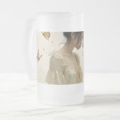 Zachte elegantie in een vlinderdans matglas bierpul (Voorkant links)