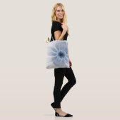 Zachte en gevoelige blauwe fractale fantasiebloem tote bag (Op model)