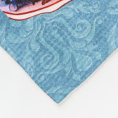 Zachte en knusse fleece deken op blauwe achtergron (Hoek)