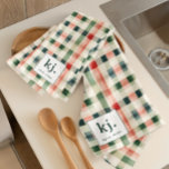 Zachte Evergreen Gingham Monogram Keukendoek Theedoek<br><div class="desc">Voeg een vleugje tijdloze charme toe aan uw keuken met deze zachte Evergreen Gingham Monogram keukenhanddoek. Met een klassiek gingham-patroon in warme, groenblijvende, koraal- en neutrale tinten combineert deze essentiële keuken zowel stijl als functionaliteit. Gemaakt van zacht, absorberend materiaal, het is perfect voor het drogen van gerechten, het afvegen van...</div>