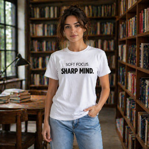 Zachte Focus Scherpe Geest – Minimalistische Typog T-shirt