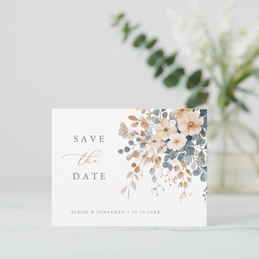 Zachte gedempte aardetinten Bloemen Save the Date Briefkaart (Staand voorkant)